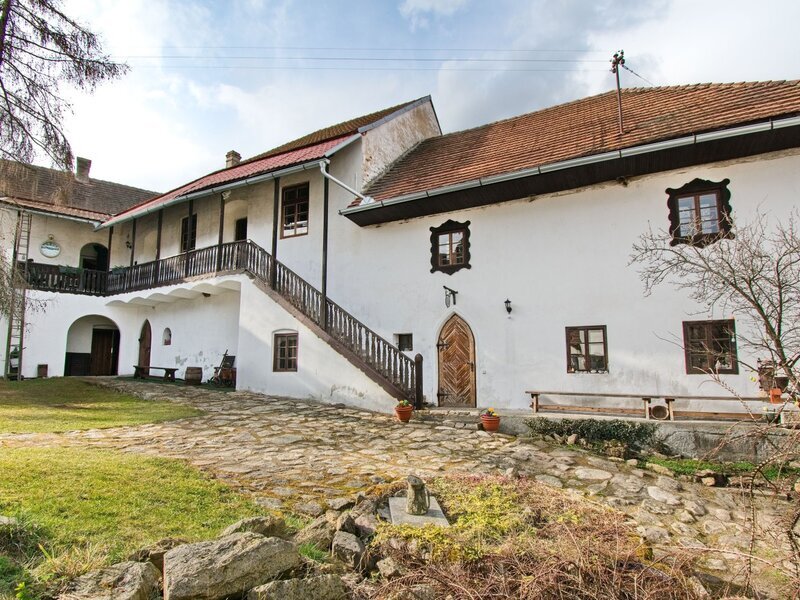 Unikátní dům k bydlení i podnikání, na návsi obce Dobčice