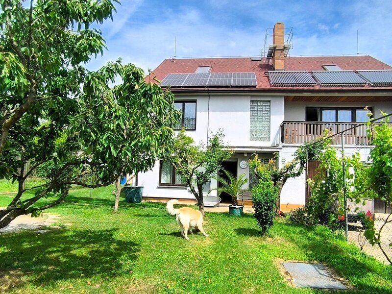 Prostorný dům s 3 byty, balkonem, garáží a zahradou, Homole, České Budějovice.