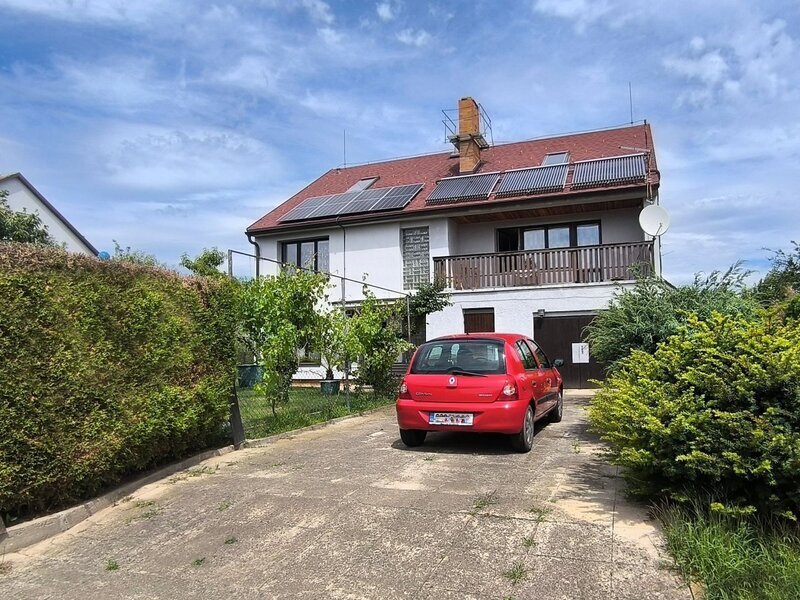 Prostorný dům s 3 byty, balkonem, garáží a zahradou, Homole, České Budějovice.