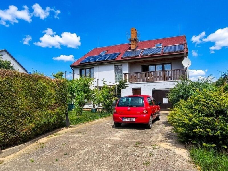 Prostorný dům s 3 byty, balkonem, garáží a zahradou, Homole, České Budějovice.